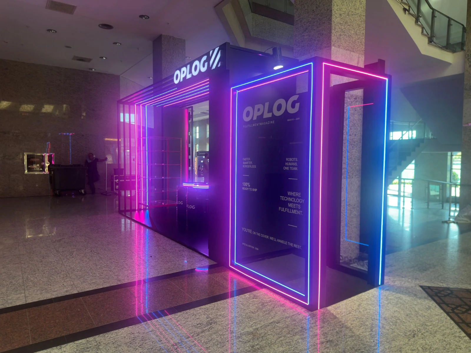 Neon çizgili, siyah cepheli fuar standı