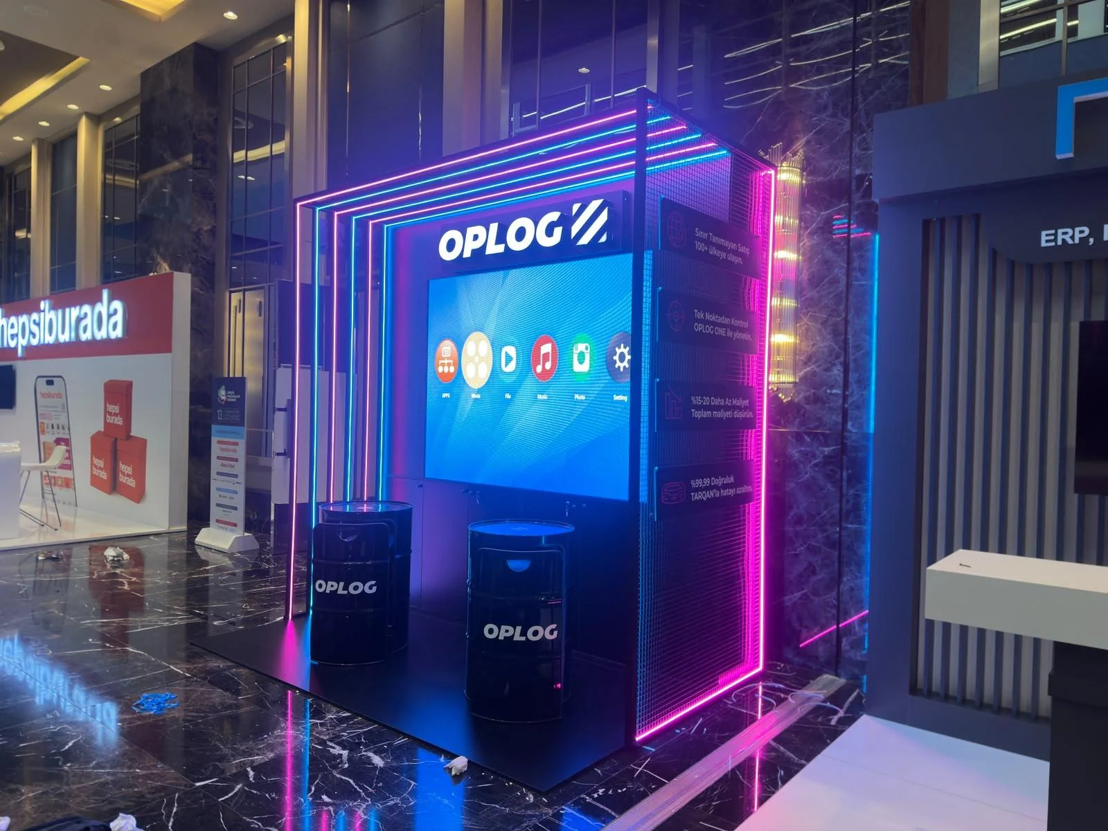 Neon çerçeveli, LED ekranlı fuar standı